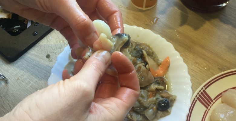 Tu peux alors enlever la partie gluante autour (et garder ou non le corail collé à la noix, au choix selon ta recette)