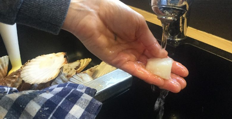 Rince la noix de Saint-Jacques sous un filet d'eau et égoutte-la