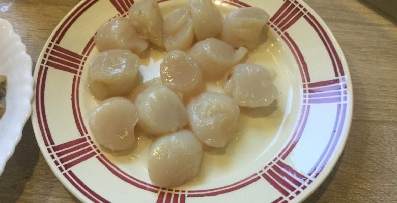 Tu peux garder les noix dans une assiette en attendant de les utiliser pour ta recette (sur un papier absorbant c'est encore mieux), ou bien les congeler de suite