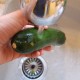 Lave les courgettes sous l'eau du robinet