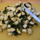 Coupe environ 600 g de courgettes en dés grossiers
