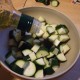 Mets les courgettes dans un saladier et ajoutes-y un bon filet d'huile d'olives