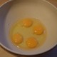 Casse 4 oeufs dans un autre saladier