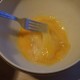 Bats les oeufs en omelette