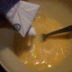 Ajoute 20 cl de crème fraîche dans les oeufs