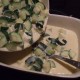 Verse la préparation de flan de courgettes dans le moule