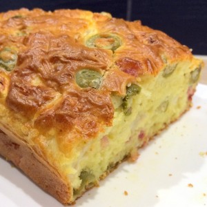 Cake aux olives, chèvre & lardons (photo)