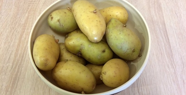 Prépare tes pommes de terre (variété spéciale vapeur/rissolée, à chair ferme)
