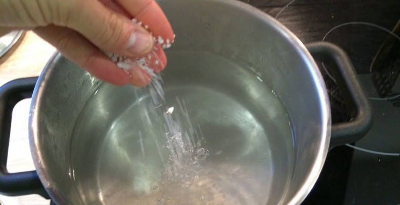 Porte à ébullition un grand volume d'eau salée dans une casserole ou un faitout