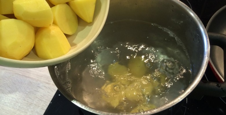 Verse les cubes de pommes de terre dans l'eau et attend la reprise de l'ébullition