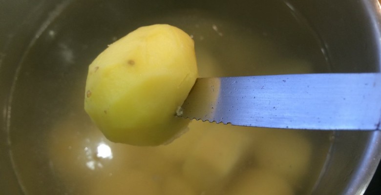 Pense à vérifier la cuisson correcte à cœur des pommes de terre à l'aide d'un couteau ou d'une fourchette (pas de résistance)