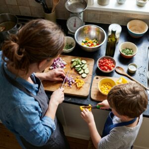 Parent et enfant ensemble pour cuisiner
