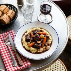 Plat traditionnel de brasserie parisienne sur table de bistro