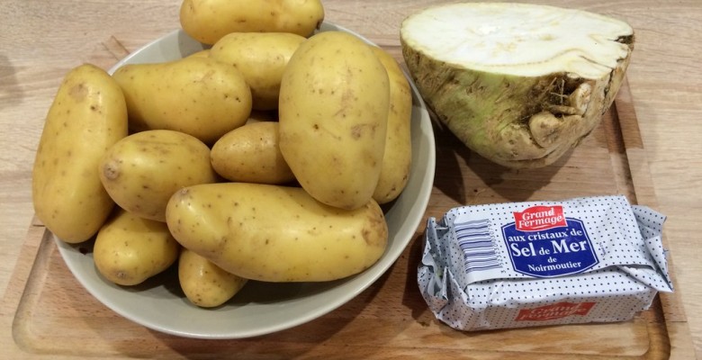 Prépare les ingrédients :1/3 de céleri et 2/3 de pommes de terre, ainsi qu'un peu de beurre !