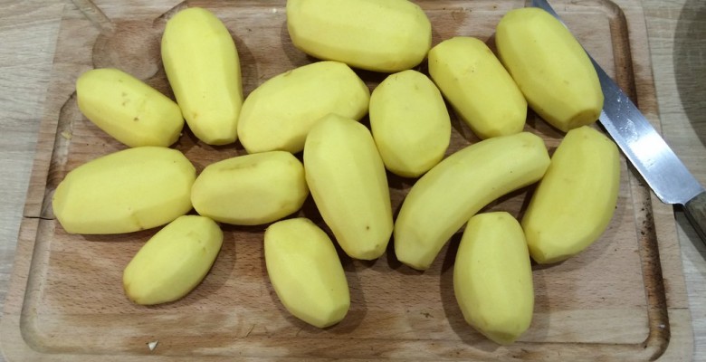 Épluche les pommes de terre.