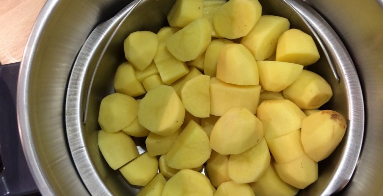 Installe le panier vapeur et déposes-y les cubes de pommes de terre.