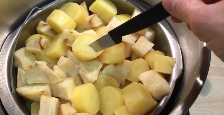 Voilà, les légumes sont cuits !Tu peux planter la pointe d'un couteau dedans pour vérifier qu'ils sont bien cuits au coeur...