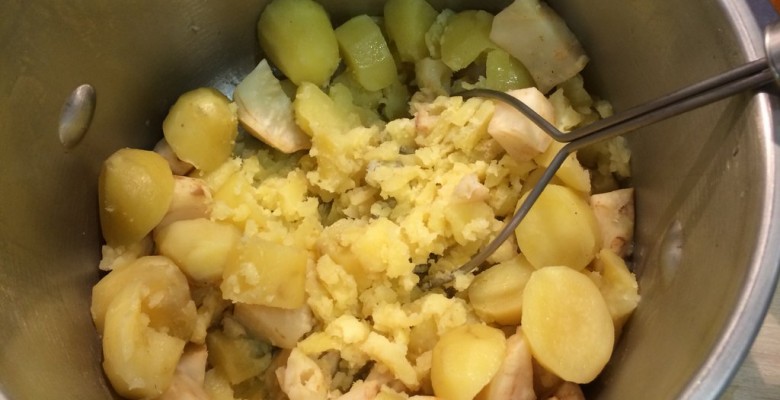 Avec un presse-purée, écrase bien les légumes...