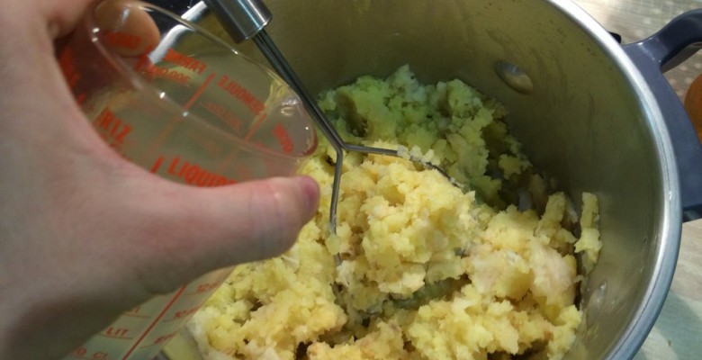 Puis si elle est trop "sèche" (c'est souvent le cas), tu peux ajouter un peu de jus de cuisson, ou même pourquoi pas un peu de lait pour la rendre plus onctueuse.