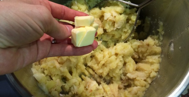 Ajoute aussi quelques grosses noix de beurre, et assaisonnes avec du sel, du poivre, des herbes ou des épices.