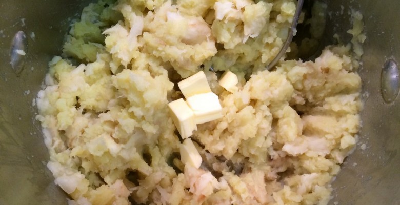 Écrase bien tout cela avec le presse-purée...