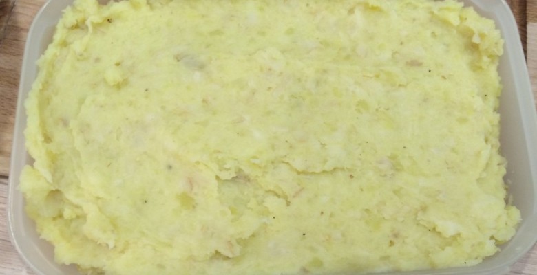 Et voilà le travail ! Une bien bonne purée céleri / pommes de terre pour accompagner un bon petit plat.