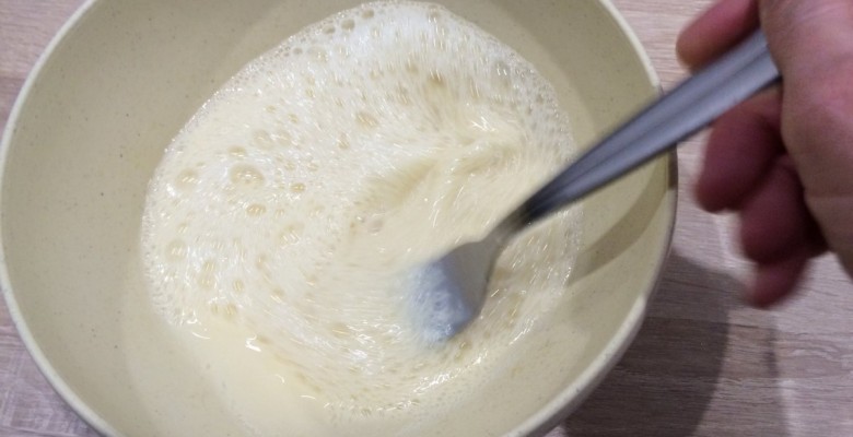 Ajoutes-y 25cl de lait, et mélange bien le tout.Tu peux aussi mélanger 25 à 50 g de sucre si tu penses manger ton pain perdu "nature".