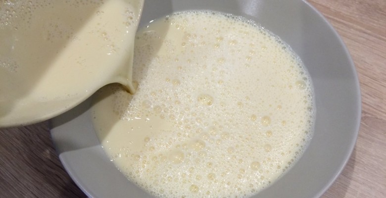 Verse la préparation dans une grande assiette creuse, afin d'avoir assez de profondeur de mélange