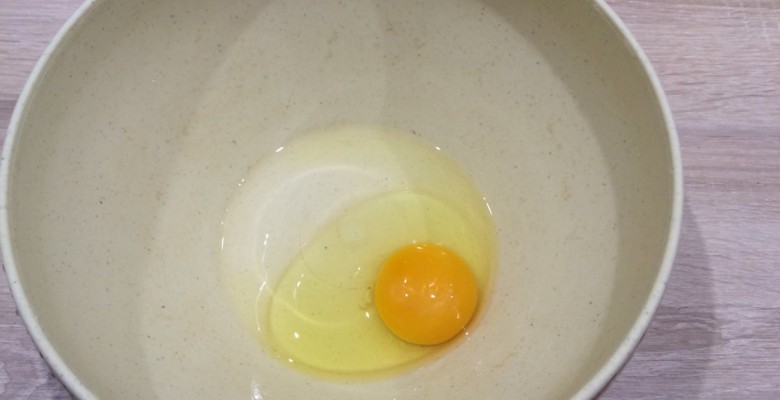 Casse 1 oeuf dans un saladier