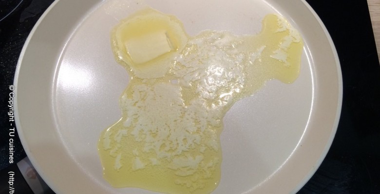 Fais fondre une noisette de beurre dans la poêle...