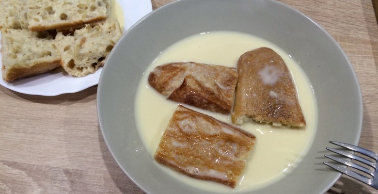 Trempe des tranches de pain dans le mélange lait/oeuf, assez longtemps pour bien les imbiber...