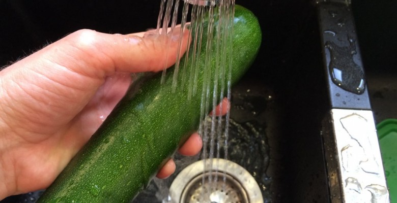 Lave les courgettes sous l'eau (si comme moi tu as choisi de ne pas les éplucher)
