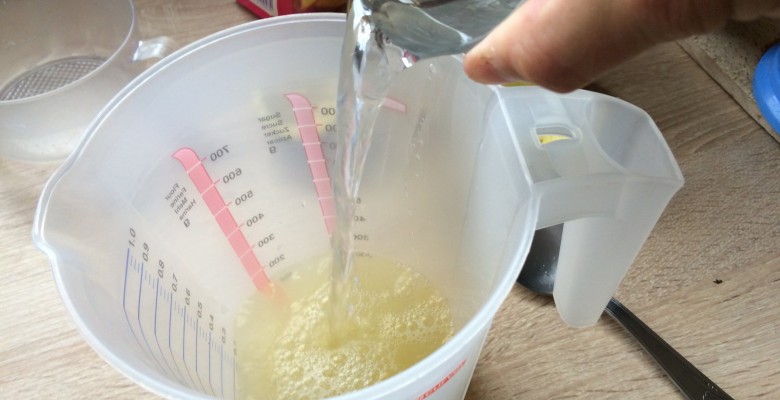 Ajoute le sucre dissous dans l'eau chaude
