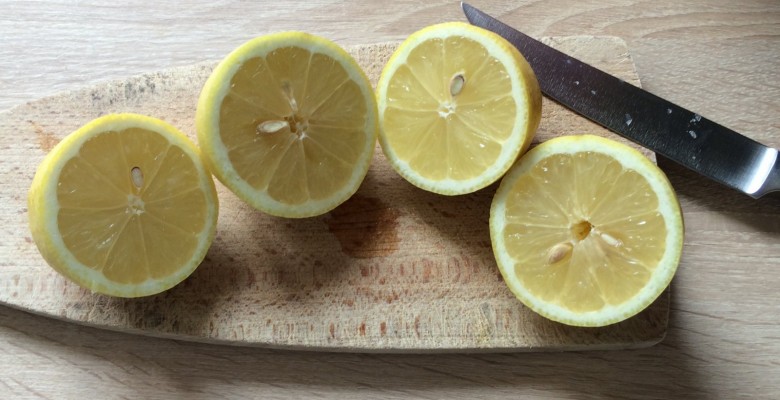 Coupe les 2 citrons en deux