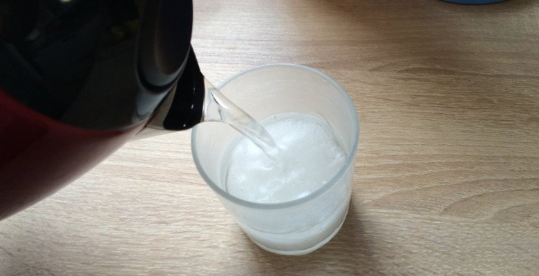 Verse l'eau bouillante sur le sucre pour le faire fondre