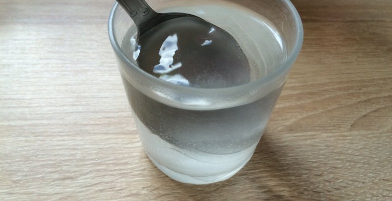 Mélange bien et attends quelques minutes jusqu'à ce que tout le sucre soit dissous dans l'eau