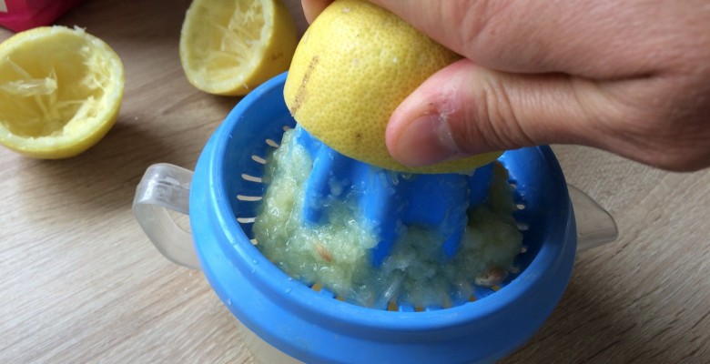 Presse les citrons à l'aide d'un presse-agrumes