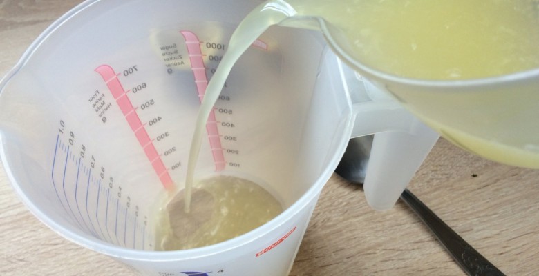 Verse le jus des citrons dans une carafe