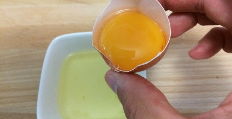 Sépare le blanc du jaune de l'oeuf et conserve uniquement le jaune