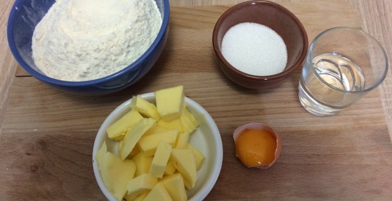 Pèse tous les ingrédients : farine (250g), beurre (125g), sucre (50g), eau (5cl)