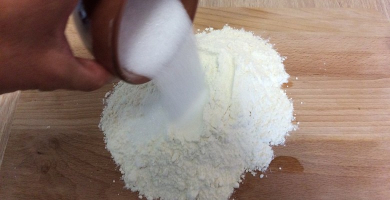 Ajoutes-y le sucre en poudre si nécessaire (pour une tarte sucrée)