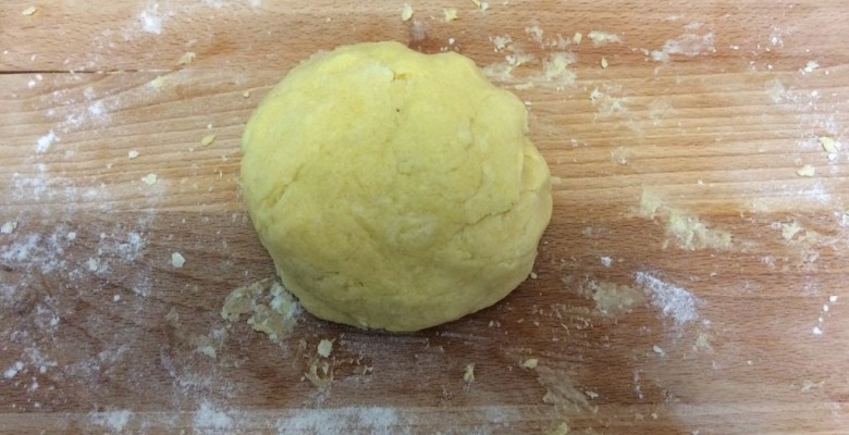 Mélange bien la farine dans le liquide jusqu'à obtenir une boule de pâte homogène