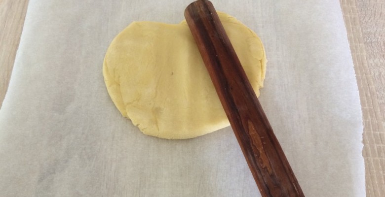 Tape-là avec le rouleau à pâtisserie pour la chauffer et l'assouplir, et commencer à l'aplatir