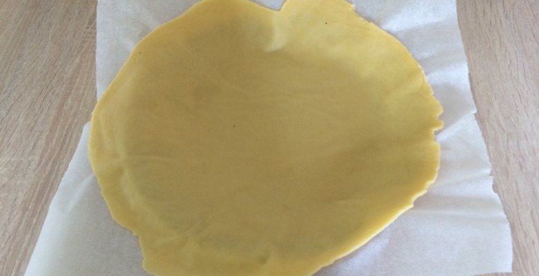 Dépose la pâté étalée sur ton moule...