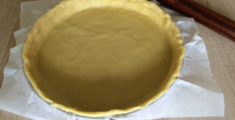 Tu peux rabattre les bords de pâte qui dépassent pour faire plus joli et plus propre si tu veux