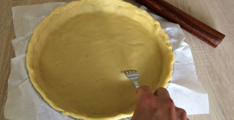 Puis pique le fond de tarte avec une fourchette