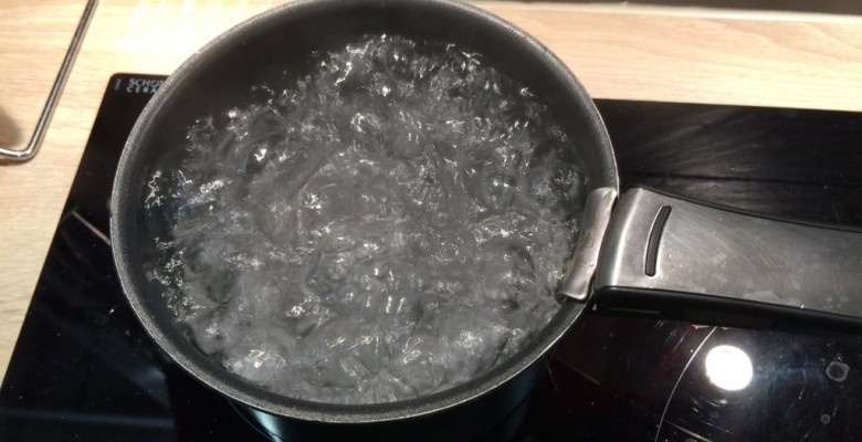 Ça y est, l'eau bout bien on peut continuer...