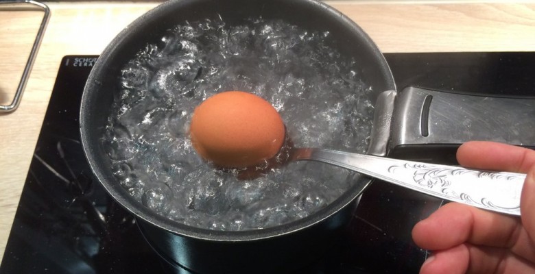 Plonge DÉLICATEMENT tes oeufs (à température AMBIANTE) dans l'eau bouillante, par exemple à l'aide d'une grande cuillère