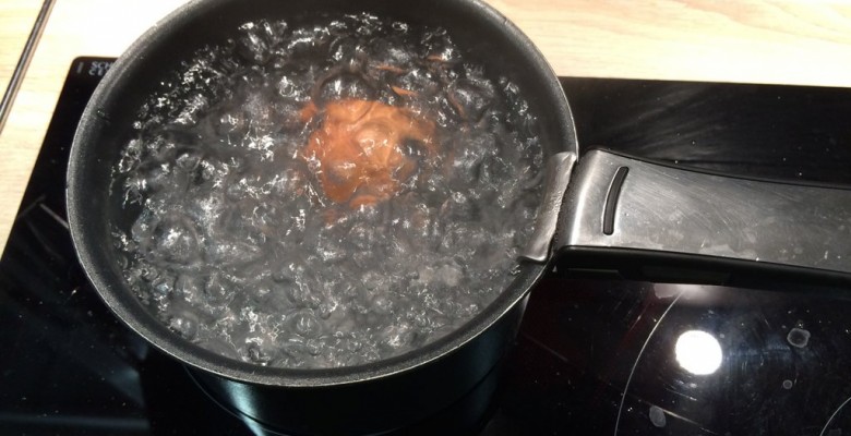 Laisse cuire les oeufs entre 5 et 6 minutes(selon leur calibre notamment, tente 5min30s pour un premier essai)