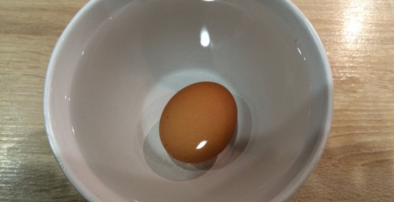 Sors les oeufs de la casserole et refroidis-les IMMEDIATEMENT dans l'eau froide pour stopper leur cuisson(tu peux changer l'eau plusieurs fois pour qu'elle reste froide)